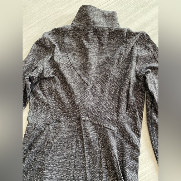 Lululemon half zip pullover sweater. Black/gray Very comfortable! Size 6! - Picture 5 of 9